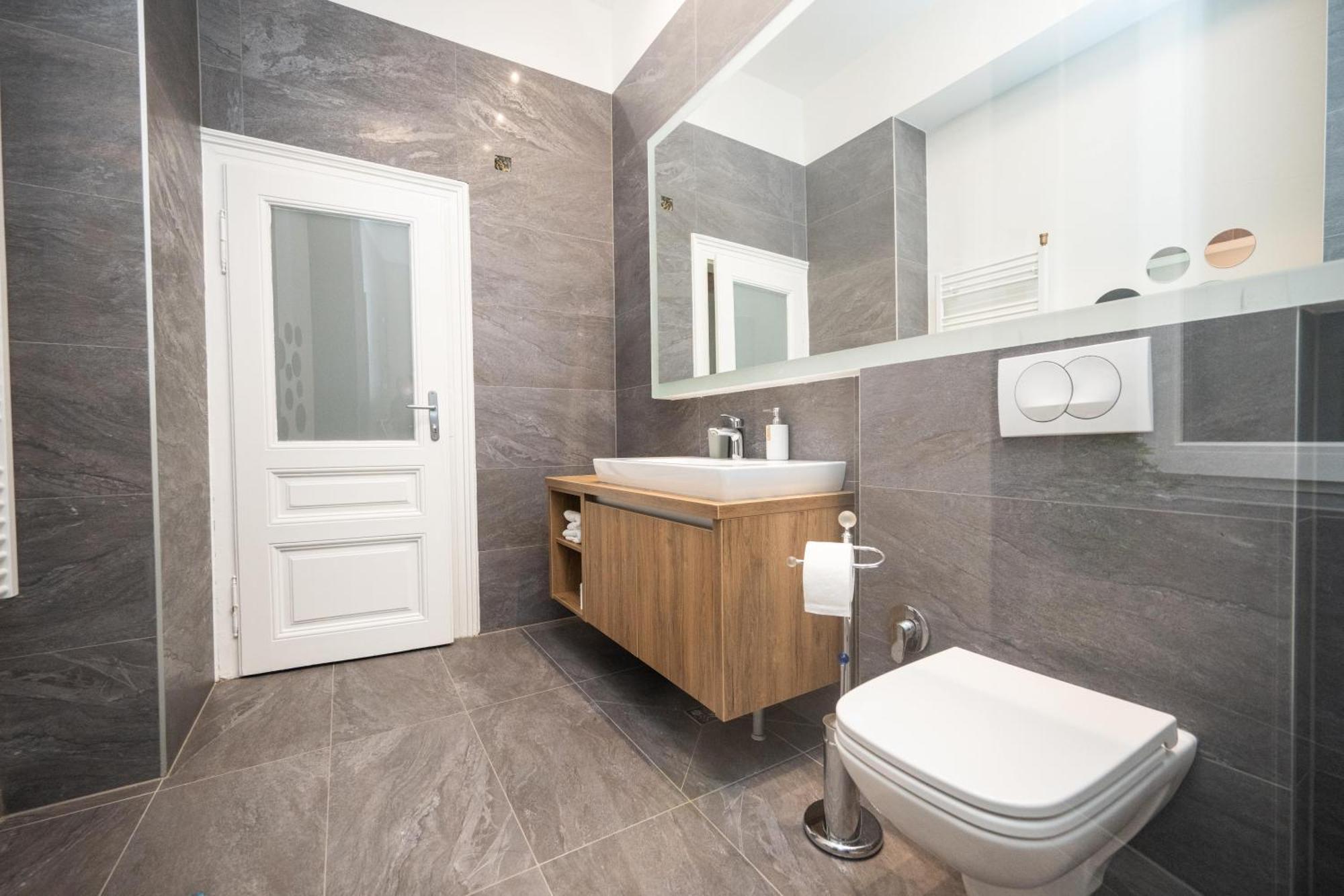 Design 2bdr - Main Street Apartment